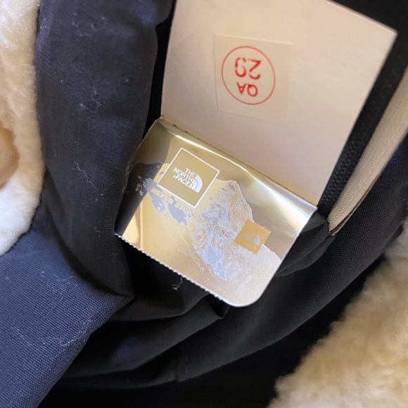 The North Face Women’s Cuchillo Reversible Navy Vest - Picture 9 of 9